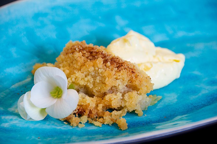 Enkel äppelkaka, smulpaj med rårivna eller skivade äpplen och vaniljsås