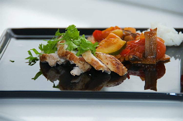 Kycklingfilé stekt i ugnen med ratatouille och jasminris