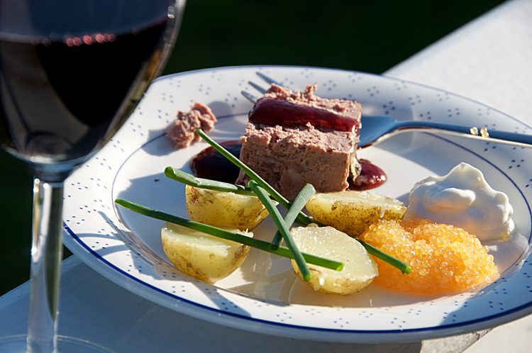 Ullis paté med löjrom och svensk färskpotatis