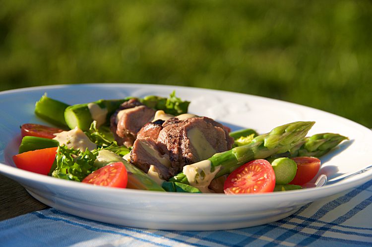 Grillad lammytterfilé eller fläskfilé med sparris, tomater och gräddig sås med smak av honungssenap