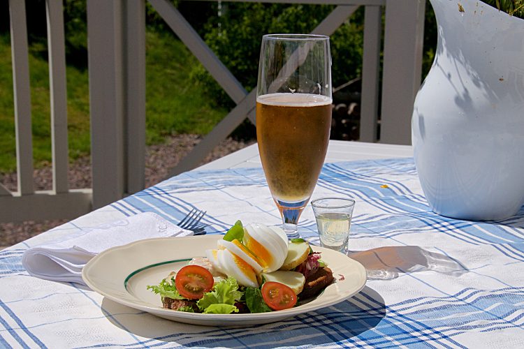 Midsommarsmörgås med kräftsill, färskpotatis och ägg