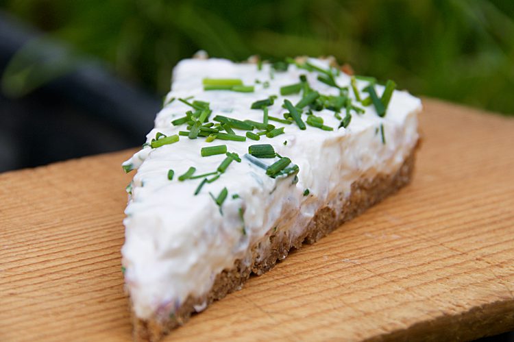 Matjessillstårta till midsommar med kavring, matjessill, kesella, gräddfil, rödlök och gräslök