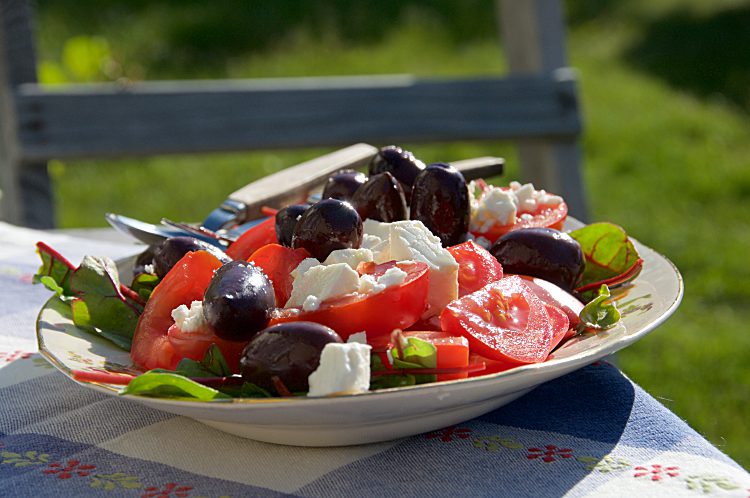 Enkel sallad med tomat, fetaost, oliver, mangold och olivolja