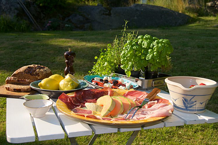 Sommarmat med parmaskinka, bresola, parmesansalami, melon, oliver, tomater, fetaost och örtkryddor