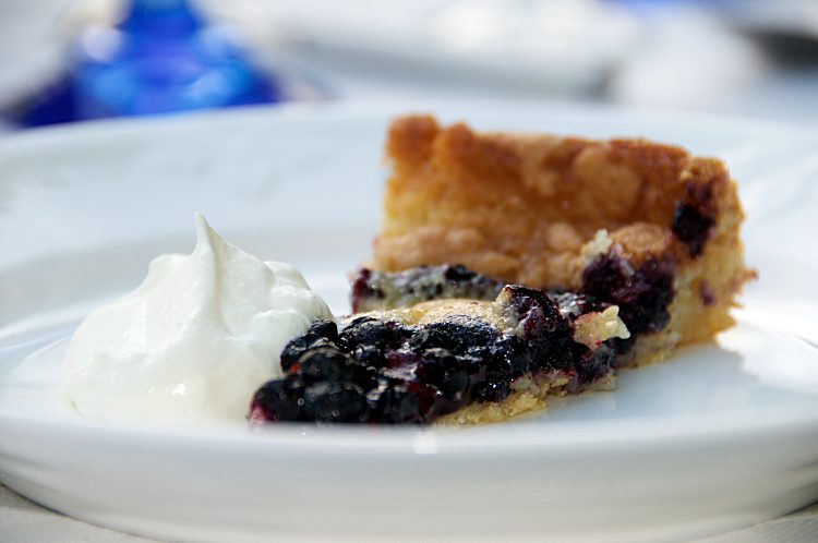 Enkel blåbärspaj med vispgrädde eller vaniljsås på färska blåbär eller frysta