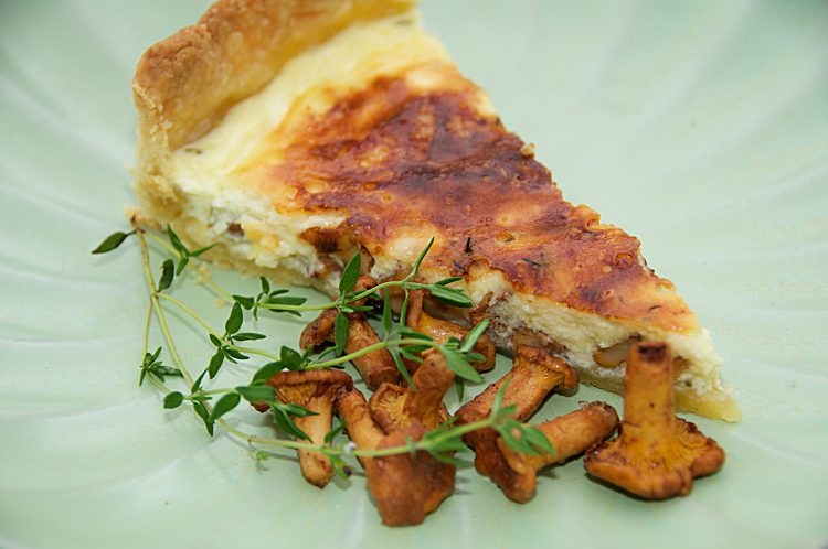 Paj med kantareller, västerbottenost och timjan