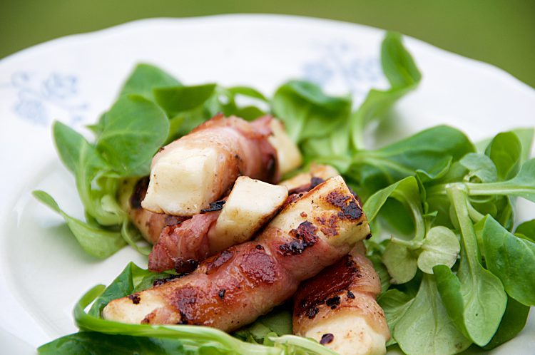 Grillad halloumi lindad i bacon