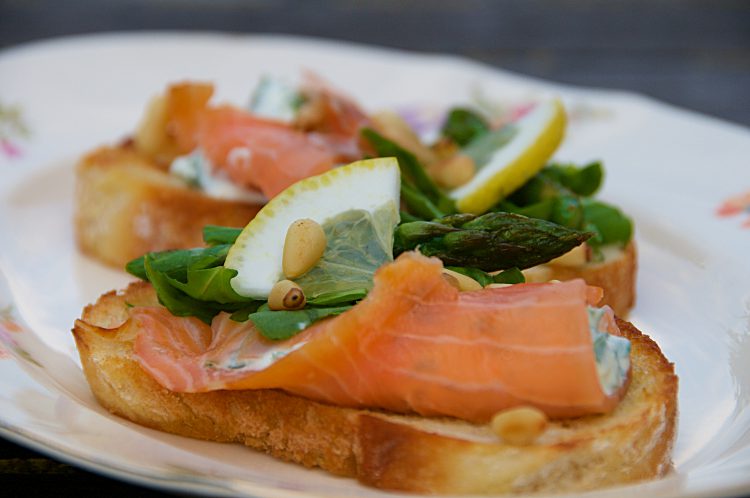 Bruschetta med rökt lax, sparris, basilika, crème fraiche och citron
