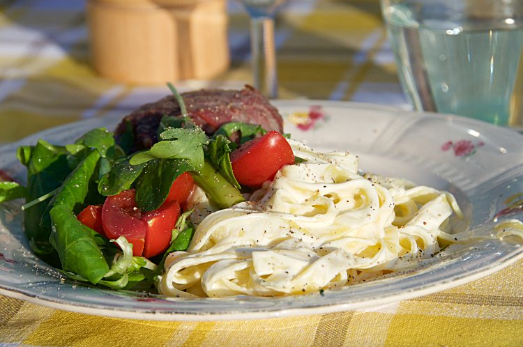 Grillade köttfärsbiffar med örtkryddad getost inlindade i bacon till krämig pasta.