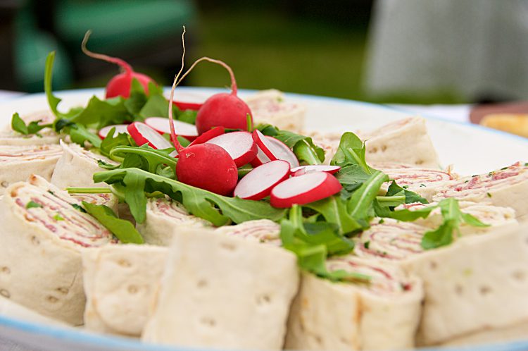 Tunnbrödsrulle med hamburgerkött, färsk pepparrot, crème fraiche, yoghurt, gräslök och rädisor