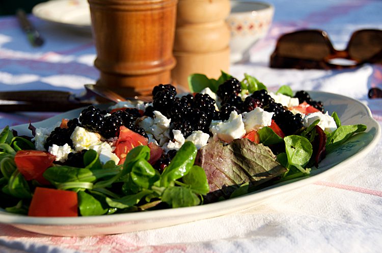 Sallad i sensommar med tomater, fetaost och björnbär