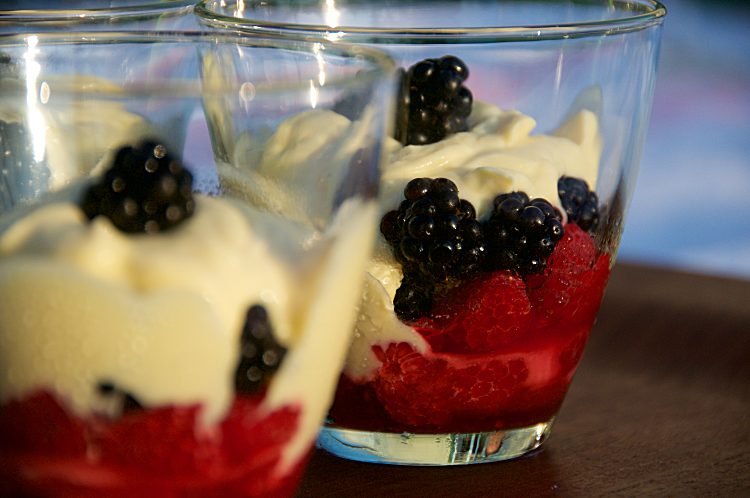 Björnbär och hallon med kesella vanilj