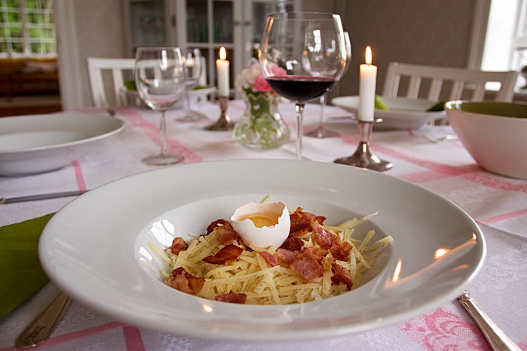 Klassisk Spaghetti Carbonara med bacon och parmesanost