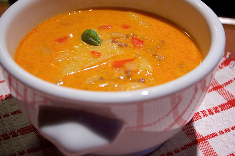 Gulaschsoppa med paprika, potatis, lök och köttfärs