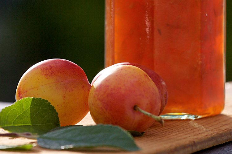 Enkel plommonmarmelad med citron, ingefära och kanel