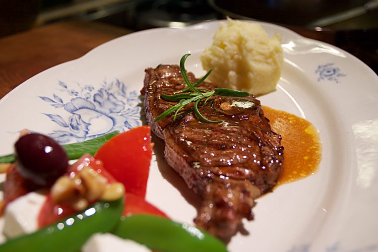 Grillade lammkotletter med rosmarinsås och mandelpotatismos