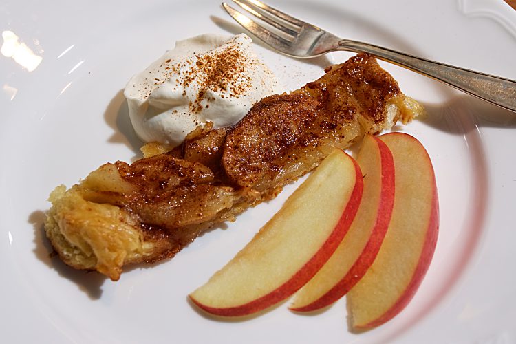 Äpplen i sockerkanel på smördegsbotten