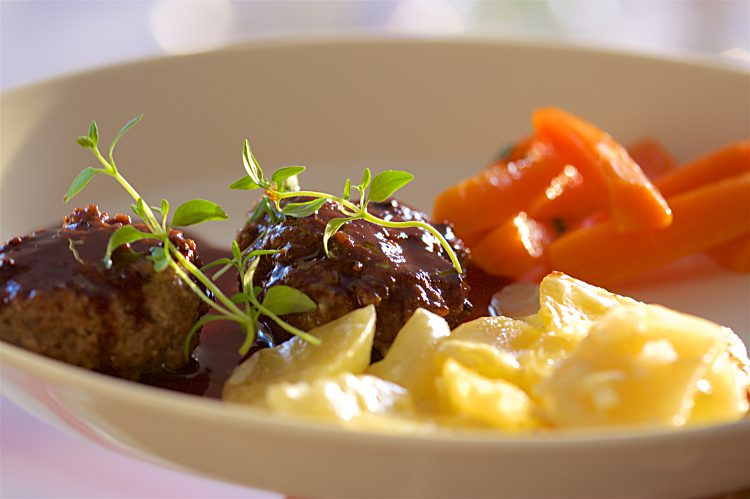 Ugnsstekta köttfärsbiffar med rödvinssås till potatisgratäng