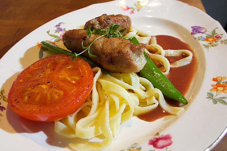 Rullad fläskfilé fylld med västerbottenost och schalottenlök till portvinssås.