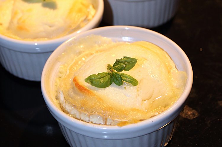 Gratinerad portionsform fylld med potatismos och getost.