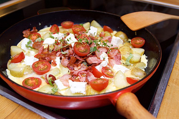 Enkel omelett med potatis, tomater, fetaost och bacon