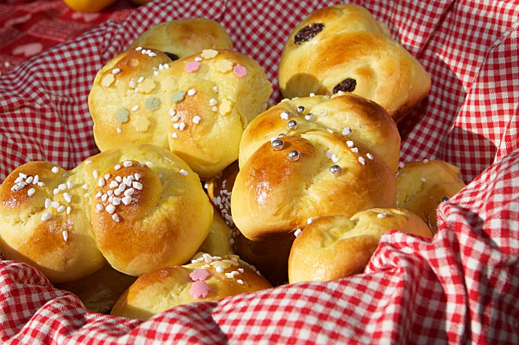 Enkla lussekatter med saffran, kardemumma, russin eller pärlsocker