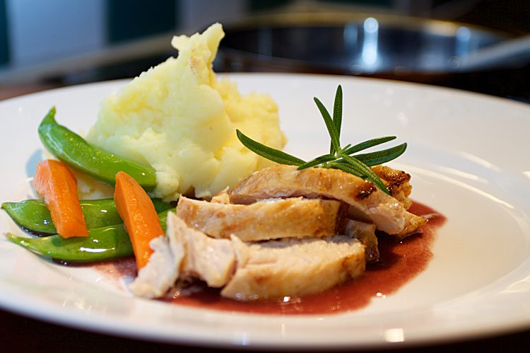 Majskycklingfilé stekt i ugnen med rödvinssås och mandelpotatismos.