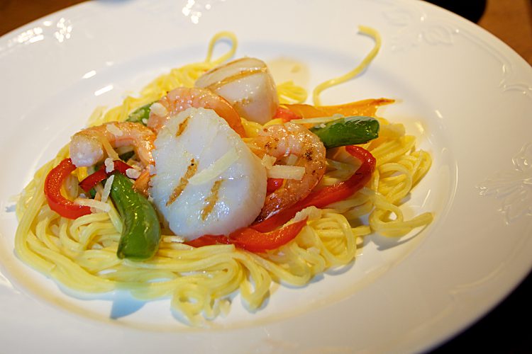 Tigerräkor och pilgrimsmusslor till pasta med paprika och sås med tomat och parmesanost