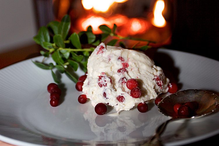 Parfait med rårörda lingon.