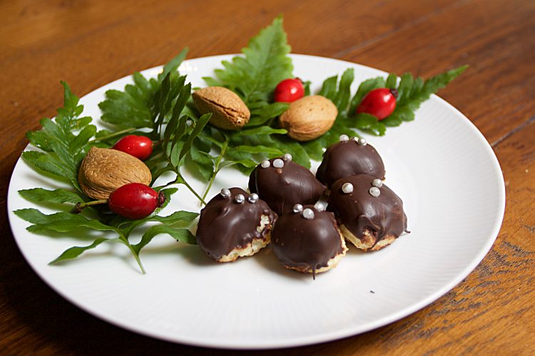 Enkla små kakor av mandelmassa och choklad