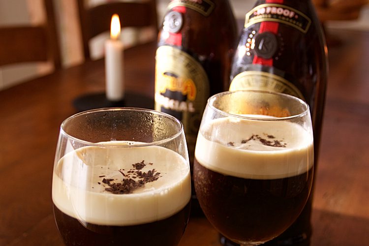 Kaffe med Kahlua, vispgrädde och hackad choklad