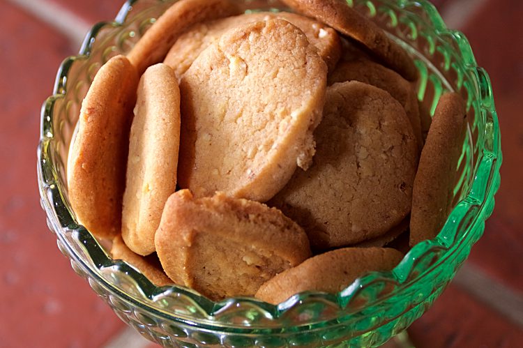 Knäckiga kakor med sirap och mandel