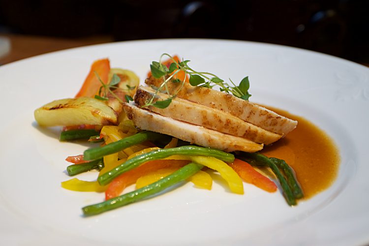 Ugnstekt kycklingfilé med klyftpotatis, morötter och citrussås