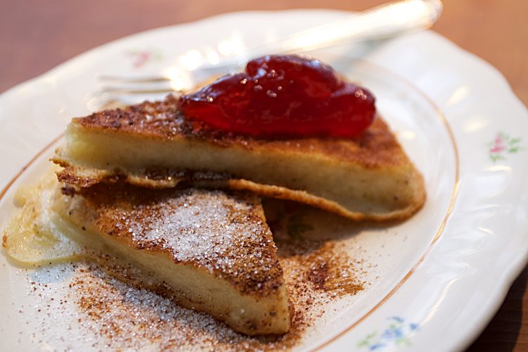 Fattiga riddare med kanel, socker och jordgubbssylt