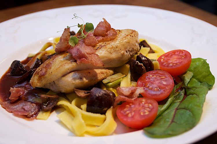 Kycklingfilé med bacon, champinjoner, salladslök, pasta och rödvinssås