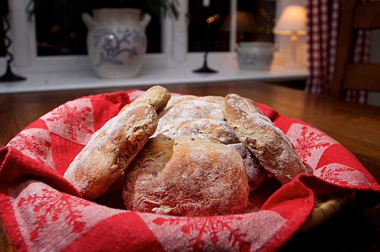 Rågsiktsbröd med aprikos, dadlar, katrinplommon, pumpakärnor, linfrön och solroskärnor