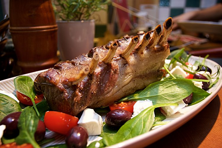 Lammrack och ugnsbakade potatisklyftor med timjan och sallad med färsk spenat,fetaost, tomater och svarta oliver