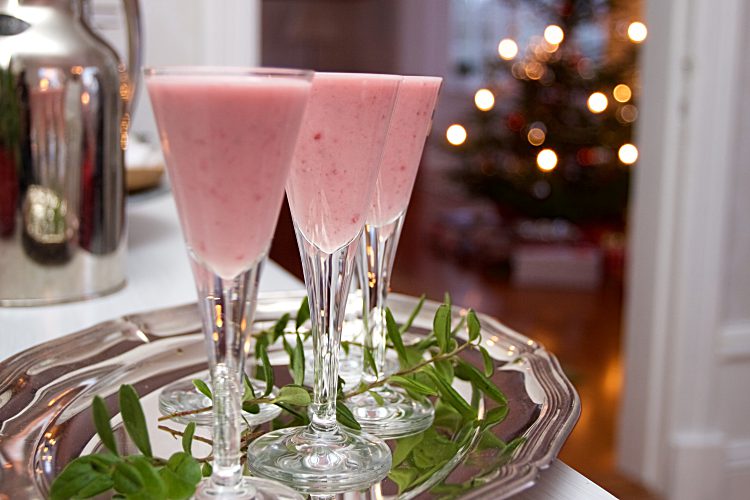 Smoothies med filmjölk, jordgubbar, banan och apelsinsmak