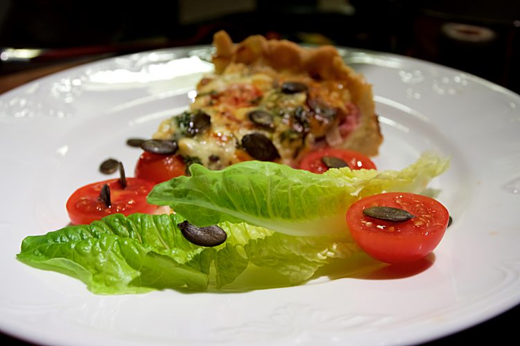 Paj med julskinka, broccoli, tomat,rödlök, ost och pumpakärnor