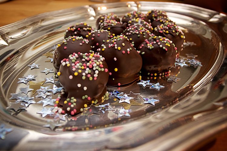 Marsipankonfekt till nyår med konjak