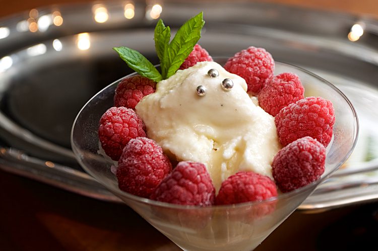 Marsipanglass av grädde, ägg, mjölk och mandelmassa med hallon och mynta