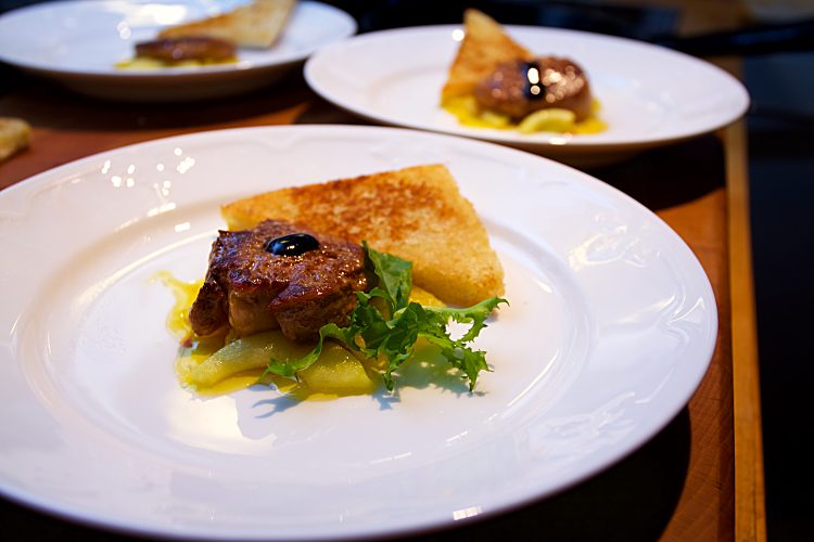 Stekt anklever på bädd av söta äppelskivor