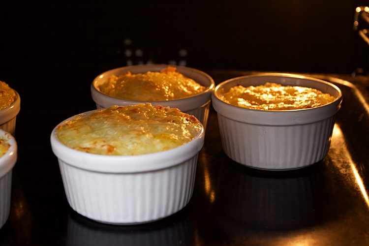 Mandelpotatismos, schalottenlök och västerbottenost i portionsform