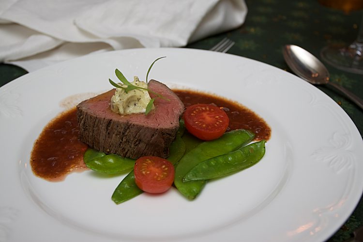 Tournedos av oxfilé med enbärskryddat timjanssmör och sås av madeira och rödvin