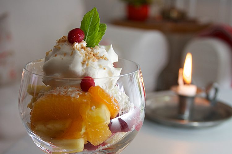 Fruktsallad med vit blockchoklad, grädde och rostad cocos