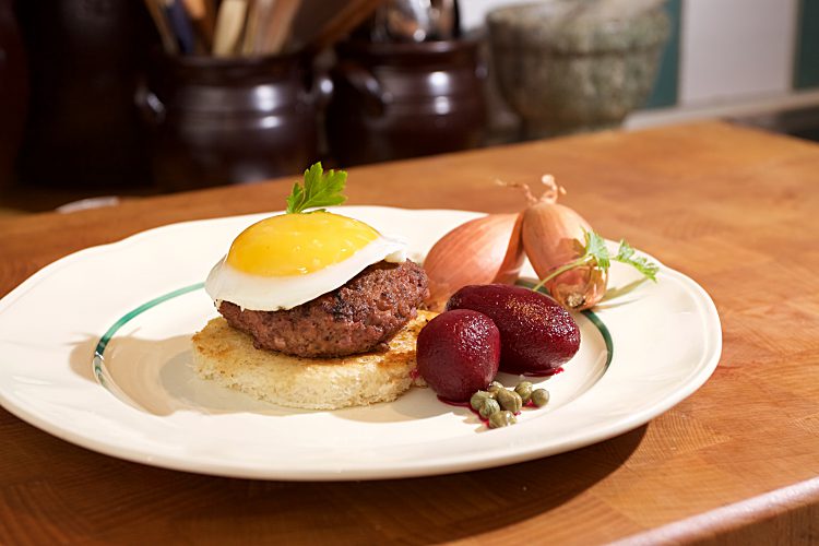 Parisare med köttfärs, ägg och bröd med smak av Biff à la Lindström