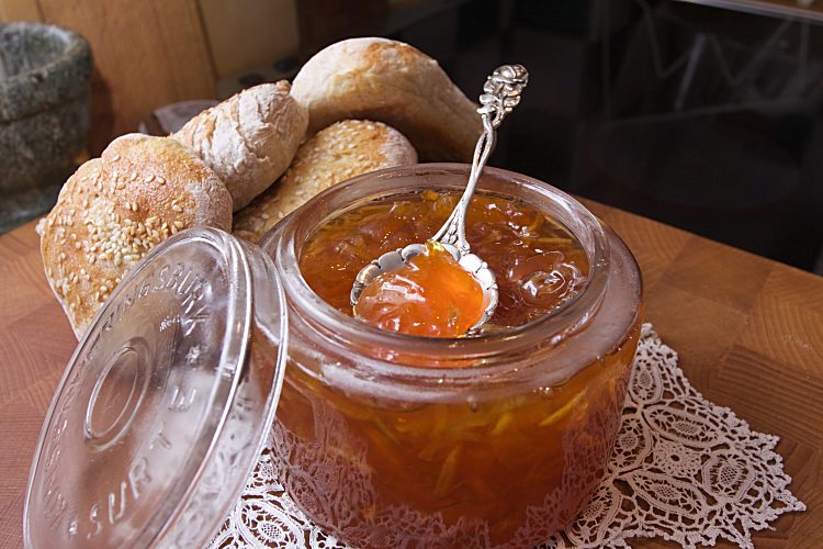 Bittersöt citrusmarmelad med grapefrukt, citron, lime och apelsin