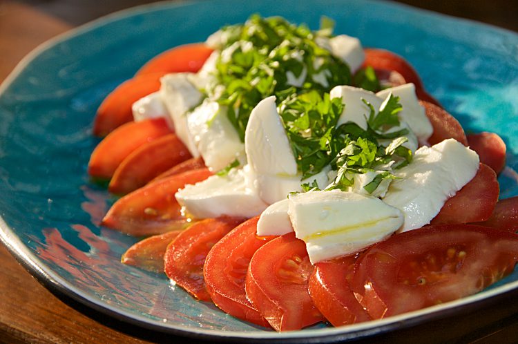 Tomatsallad med mozarella, basilika, flingsalt, råsocker och olivolja