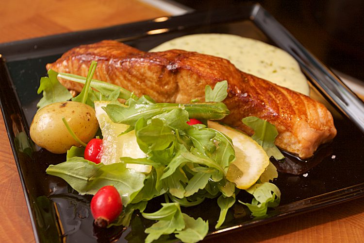 Ugnsbakad laxfilé med basilikasås