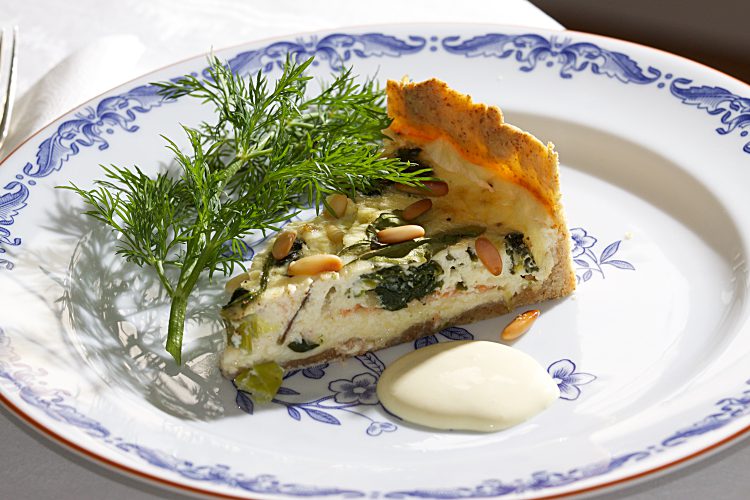 Paj med lax, spenat, salladslök, fänkål och ost